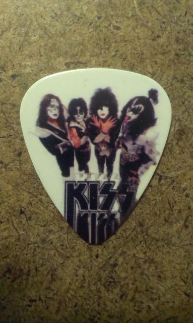 Бяло глем рок перце за китара KISS с портрети на членовете на групата и черно лого