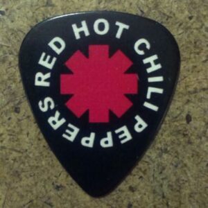 Черно перце за китара Red Hot Chili Peppers с червена звезда и бял надпис