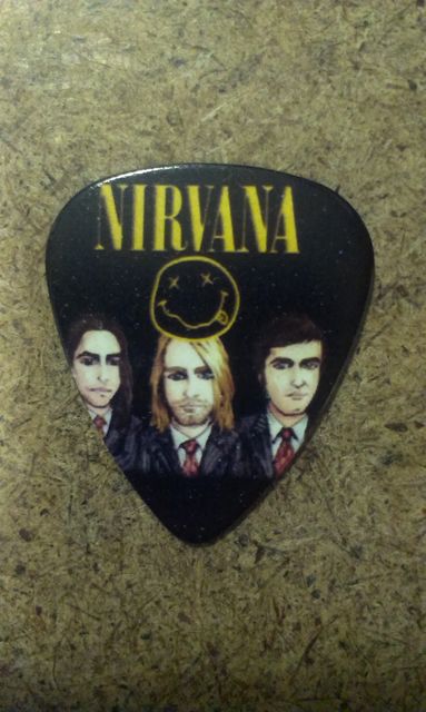 Черно гръндж перце за китара Nirvana с портрети на групата и жълто Smiley лого