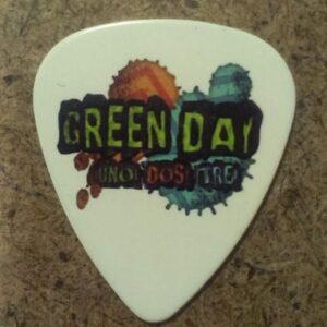 Бяло пънк рок перце за китара Green Day с лого ¡Uno! ¡Dos! ¡Tré! и цветни графични елементи