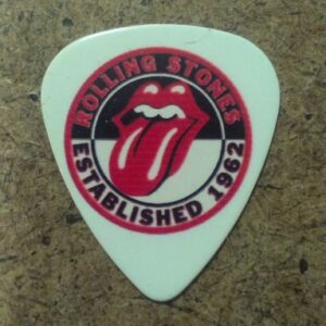 Бяло рок перце за китара Rolling Stones с червено лого език и устни в черно-червен кръг