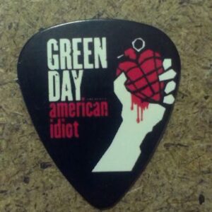 Черно перце за китара Green Day с бял надпис и червена граната във формата на сърце