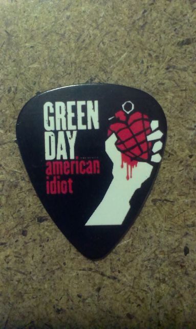 Черно перце за китара Green Day с бял надпис и червена граната във формата на сърце