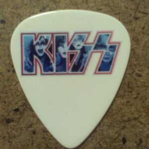 Бяло перце за китара KISS с цветно лого и образите на групата с грим