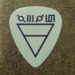 Бяло перце за китара Thirty Seconds to Mars с черен триъгълник триада и йероглифи глифове