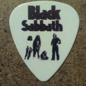 Бяло перце за китара Black Sabbath с черно лого и силуетите на Ози, Айоми, Бътлър и Уорд