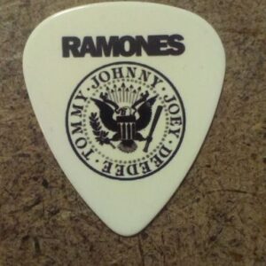 Бяло перце за китара Ramones с лого Presidential Seal и имената Johnny, Joey, Dee Dee, Tommy