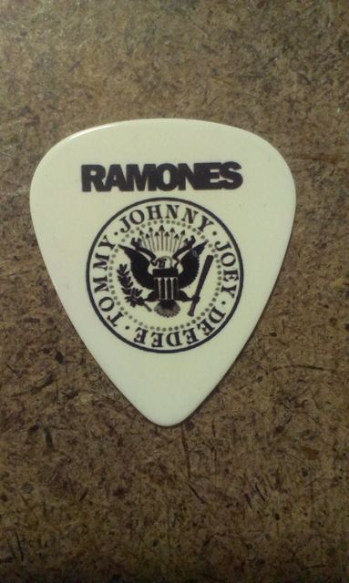Бяло перце за китара Ramones с лого Presidential Seal и имената Johnny, Joey, Dee Dee, Tommy