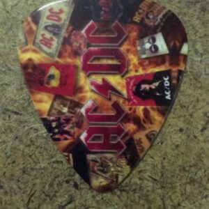 Перце за китара AC/DC с колаж от обложки на албуми и червено лого на фон от пламъци