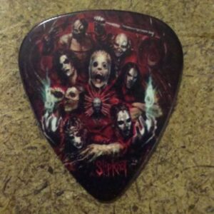 Червено и черно перце за китара Slipknot с маскираните членове на групата