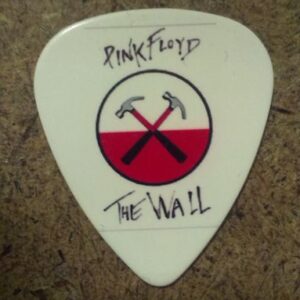 Бяло перце за китара Pink Floyd с логото The Wall и маршируващи чукове