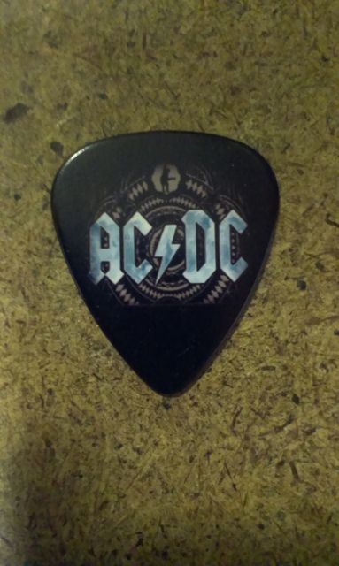 Черно перце за китара AC/DC със синя светкавица и силует на Ангъс Йънг
