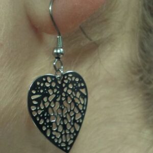 Сребриста дамска обеца от медицинска стомана с ажурно сърце