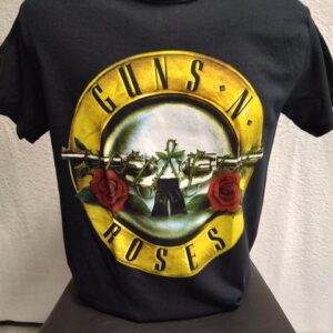 Черна рок тениска Guns N' Roses с голямо кръгло жълто лого с два пистолета и две червени рози
