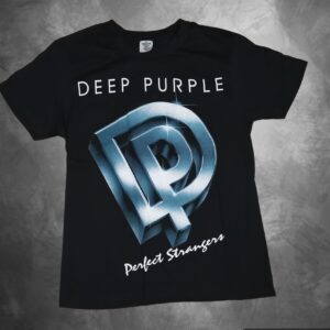 Черна рок тениска Deep Purple с голямо сребристо синьо лого DP и надпис Perfect Strangers