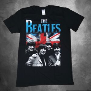 Черна рок тениска The Beatles с портрет на групата и британското знаме