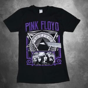 Лилава рок тениска Pink Floyd - The Dark Side of the Moon с призма и ликовете на групата