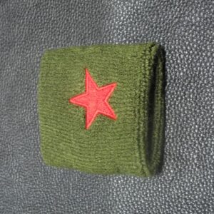 Зелен ластичен накитник за китка с червена звезда