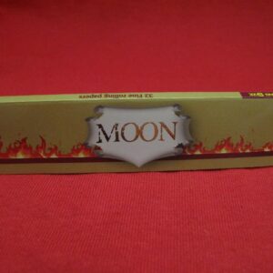 Опаковка Moon Unbleached кафяви хартийки King Size на топ ниска цена върху червен фон