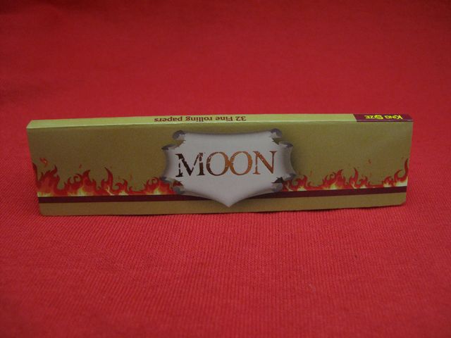 Опаковка Moon Unbleached кафяви хартийки King Size на топ ниска цена върху червен фон