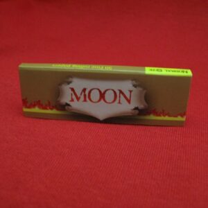 Кафява опаковка листчета за свиване на цигари 1 1/4 на топ цена Moon върху червен фон