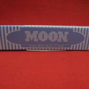 Moon King Size Brown хартийки за свиване на цигари King Size в разпродажба върху червен фон