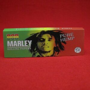 Опаковка конопени листчета за свиване bob marley pure hemp 1 1/4 на червен фон с портрет.