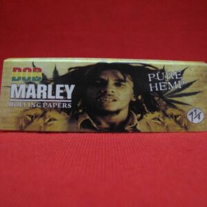 Опаковка конопени хартийки за свиване bob marley pure hemp 1 1/4 на червен фон