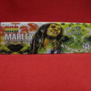 Опаковка конопени листчета за свиване на цигари Bob Marley Pure Hemp 1 1/4 на червен фон.