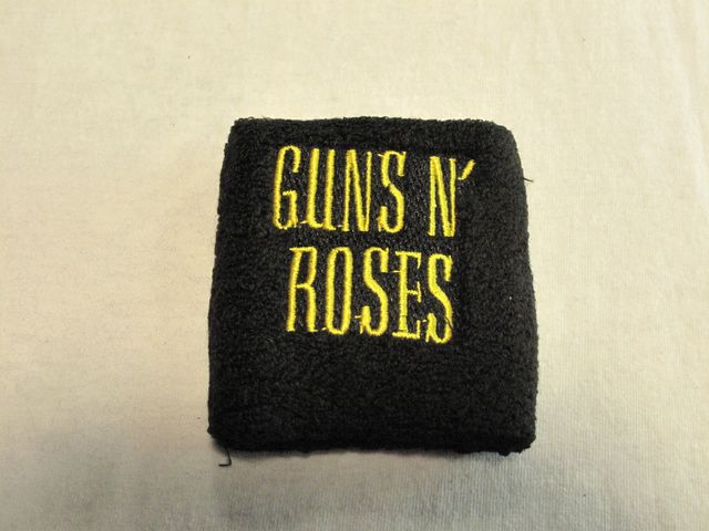 Черен памучен накитник за фитнес с жълто бродирано лого на Guns N' Roses
