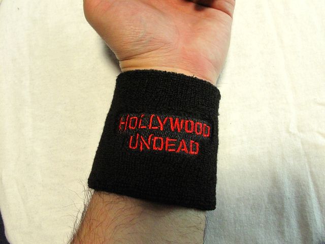 Черен памучен накитник за китка с червен бродиран надпис Hollywood Undead