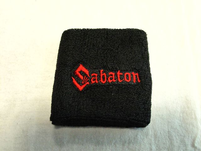 Черна памучна спортна лента за китка с червено бродирано лого на Sabaton