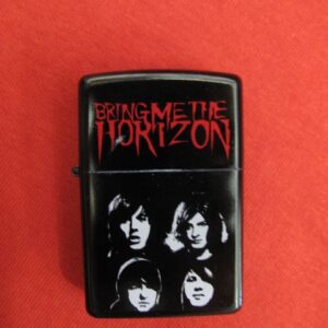 Черна бензинова запалка на Bring Me The Horizon с червено лого и снимка на бандата