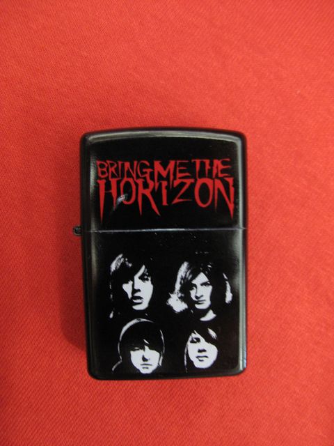 Черна бензинова запалка на Bring Me The Horizon с червено лого и снимка на бандата