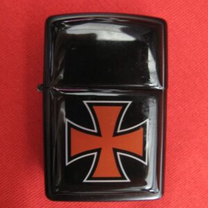 Бензинова запалка Железен кръст в черен гланц с оранжев Iron Cross символ на червен фон.