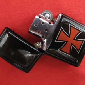 Запалка Zippo Железен кръст – Черен гланц - Hover Image