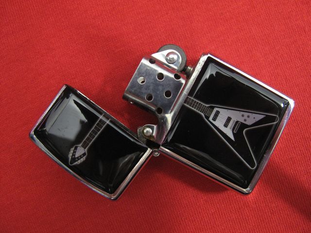 Бензинова запалка с китара Flying V за музиканти - Image 2