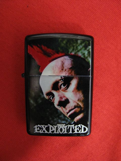 Черна бензинова запалка за пънкар The Exploited с червен гребен