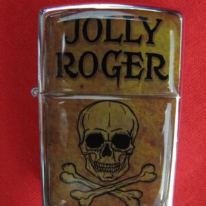 Пиратска бензинова запалка с череп Jolly Roger на кафяв фон