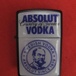 Мъжка метална запалка с лого на Absolut Vodka върху червен фон