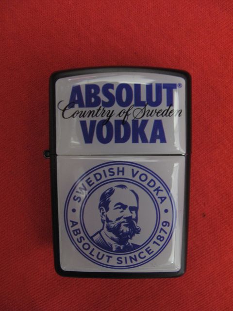 Мъжка метална запалка с лого на Absolut Vodka върху червен фон