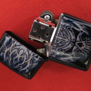 Zippo запалка със Син Трайбъл Череп за рокери - Hover Image