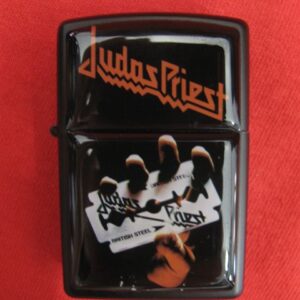 Черна бензинова запалка Judas Priest с дизайн British Steel