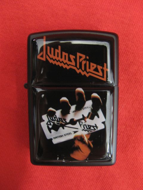 Черна бензинова запалка Judas Priest с дизайн British Steel