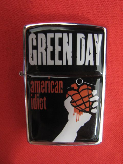 Хромирана zippo запалка на Green Day с дизайн на граната във формата на сърце