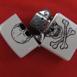 Zippo запалка Череп и кости – Бял пиратски дизайн - Hover Image