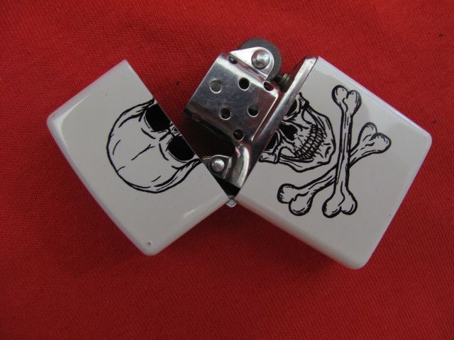 Zippo запалка Череп и кости – Бял пиратски дизайн - Image 2