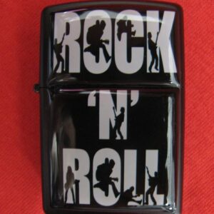 Черна метална бензинова запалка с надпис Rock N Roll и силуети на китаристи