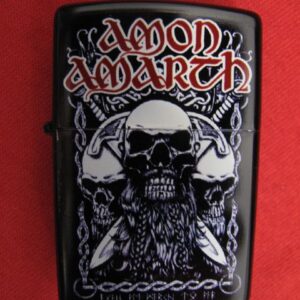 Черна бензинова запалка Amon Amarth с три черепа и секири
