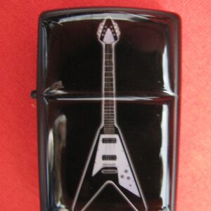 Черна бензинова запалка с бяла електрическа китара тип Flying V